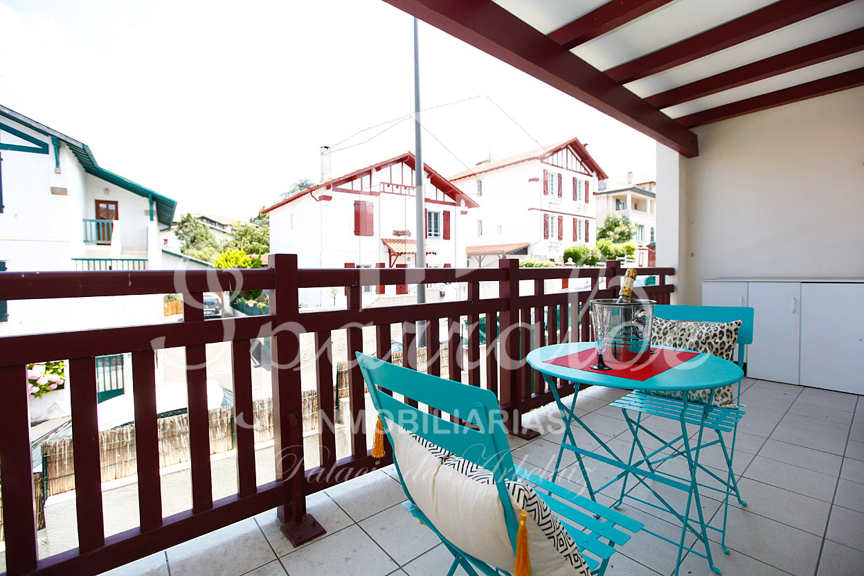 T2 très bien situé, terrasse et garage fermé.