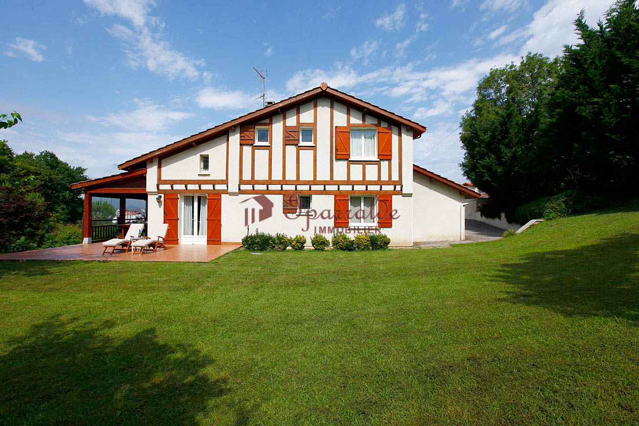 Villa individuelle de quatre chambres avec vue sur la baie et la mont...