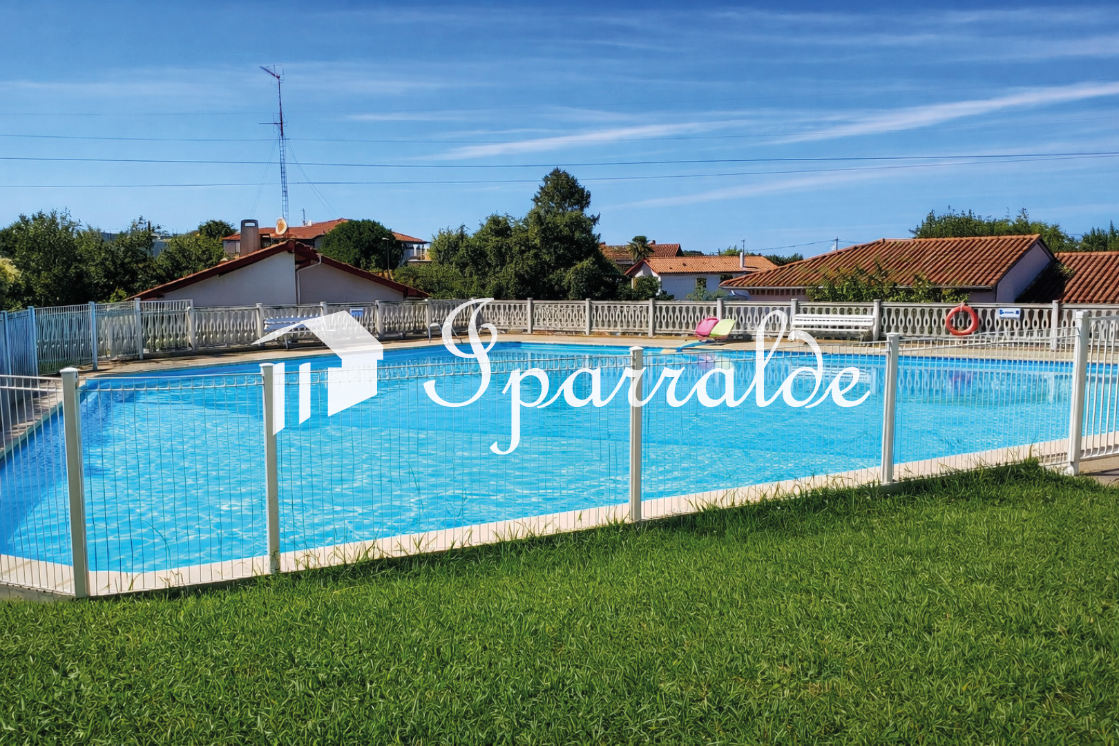 Situé dans un secteur recherché d’Hendaye, à seulement 5 minutes à pied de la plage, superbe appartement entièrement refait à neuf.