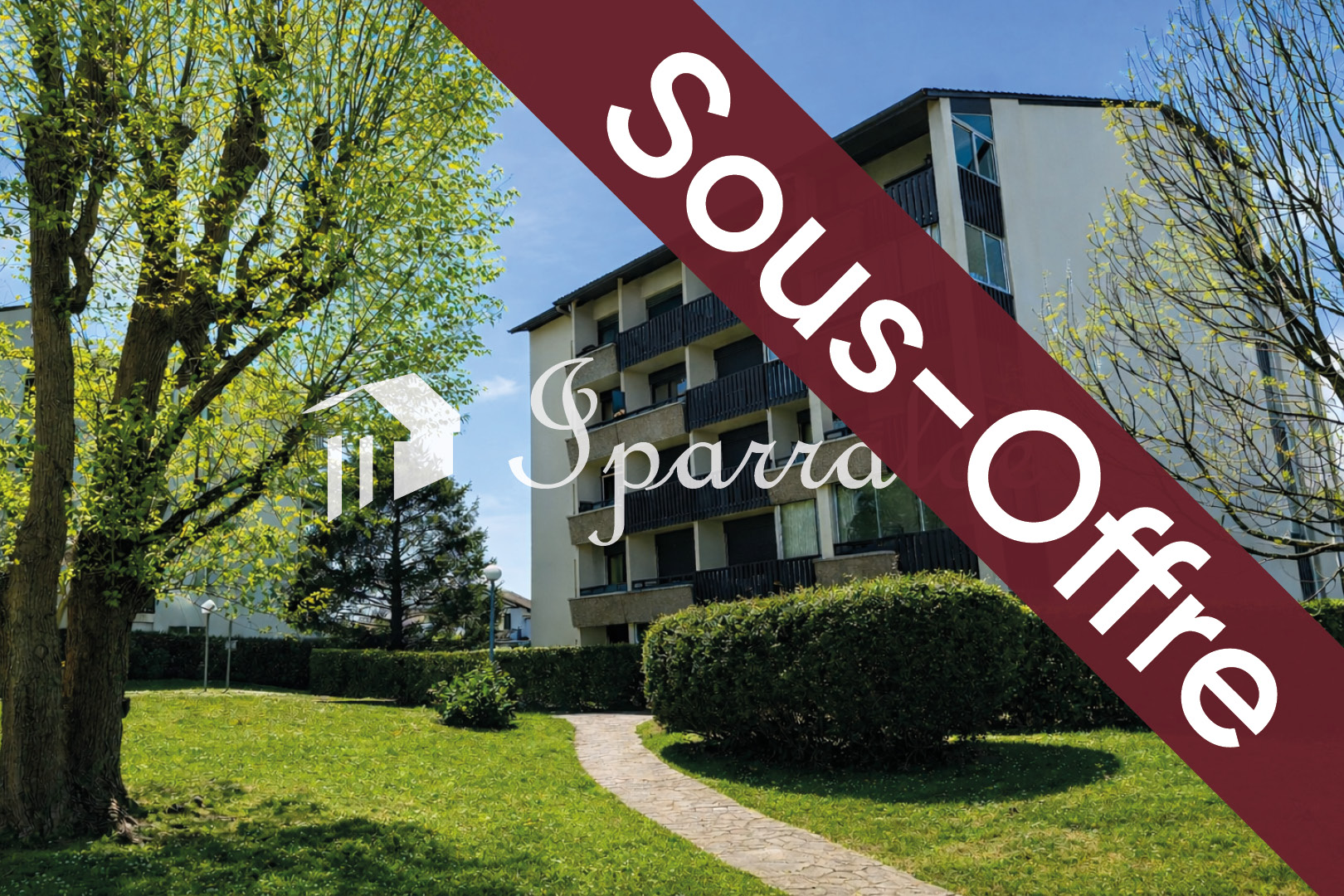 Au calme, dans une résidence agréable avec espaces verts, ce T2 de 40,95 m² offre un cadre de vie confortable et pratique.
