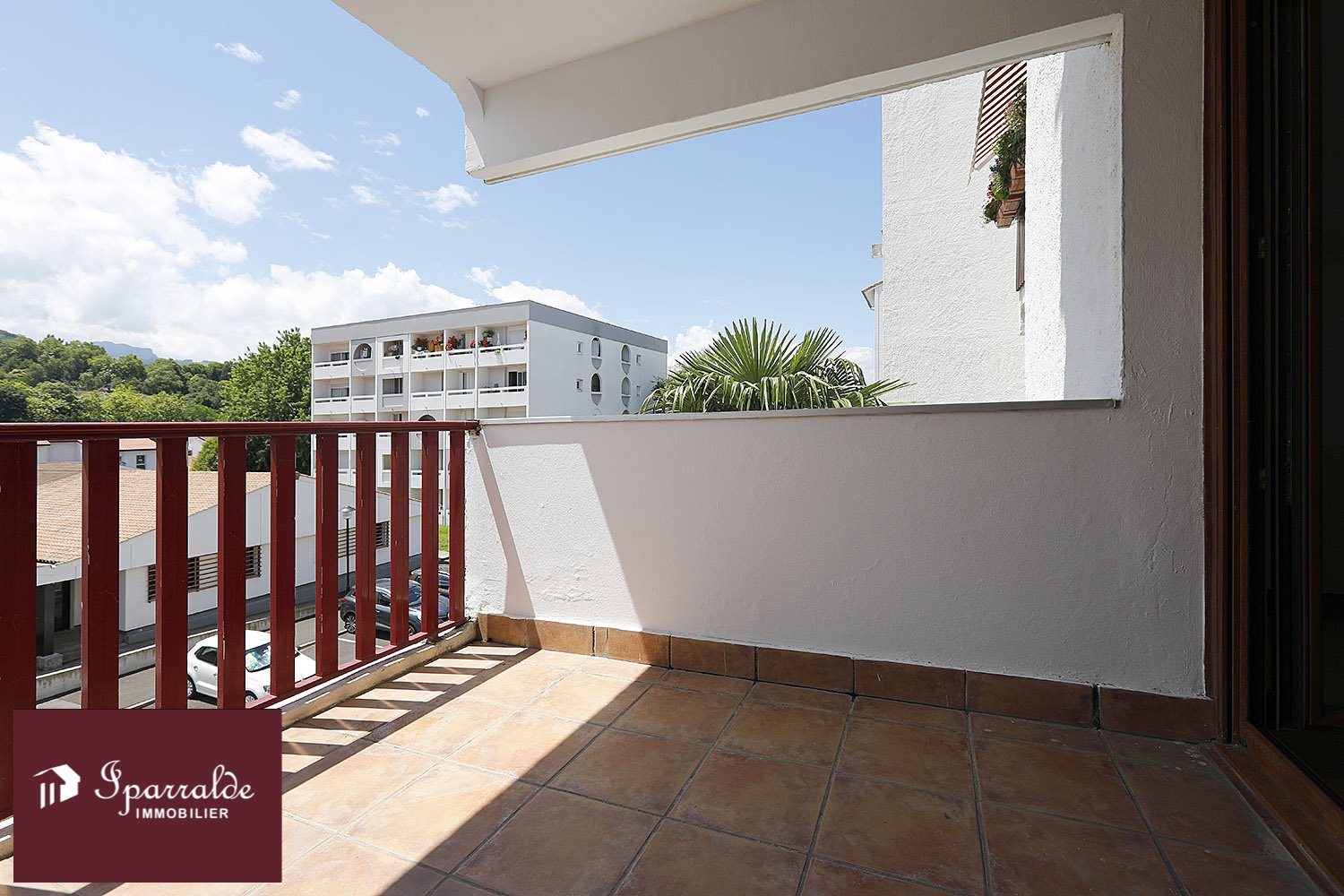 Grand T3 Traversant avec Terrasse et Cave.