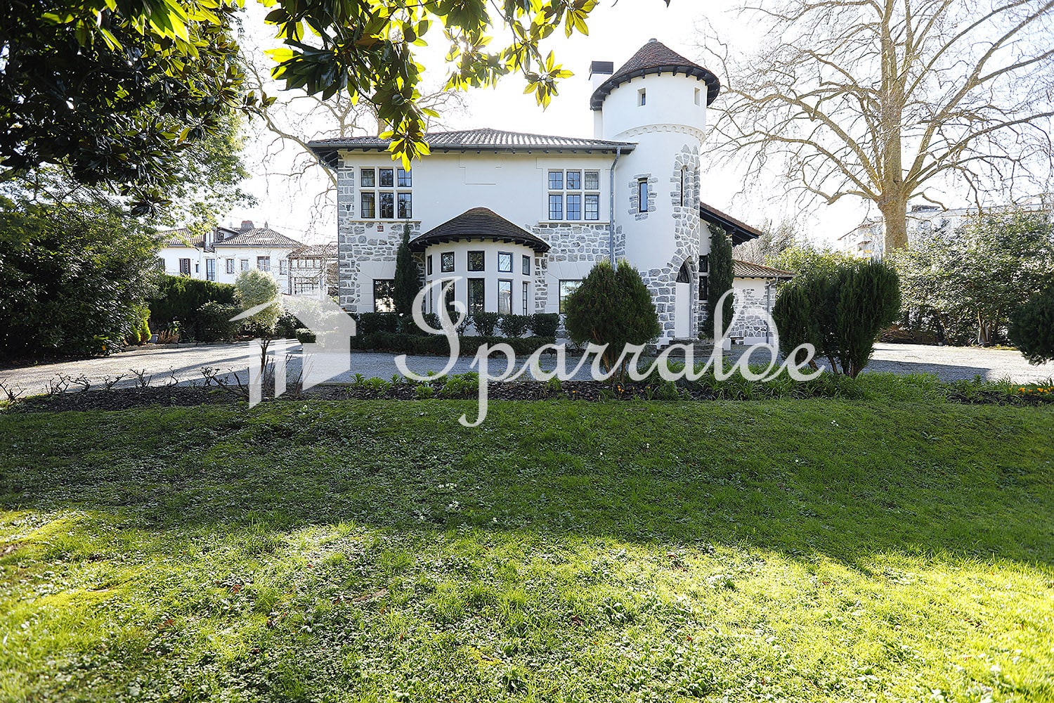 Villa d´architecte F8 de 550 m² à acheter au Pays Basque.