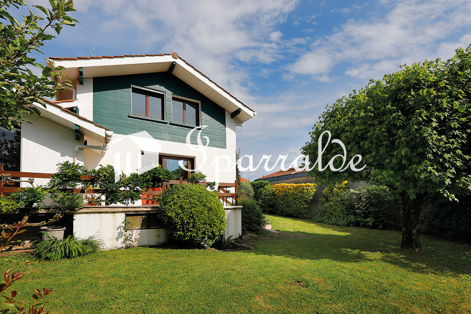 HENDAYE: Maison individuelle avec vue sur la Baie, terrasses et garage fermé.