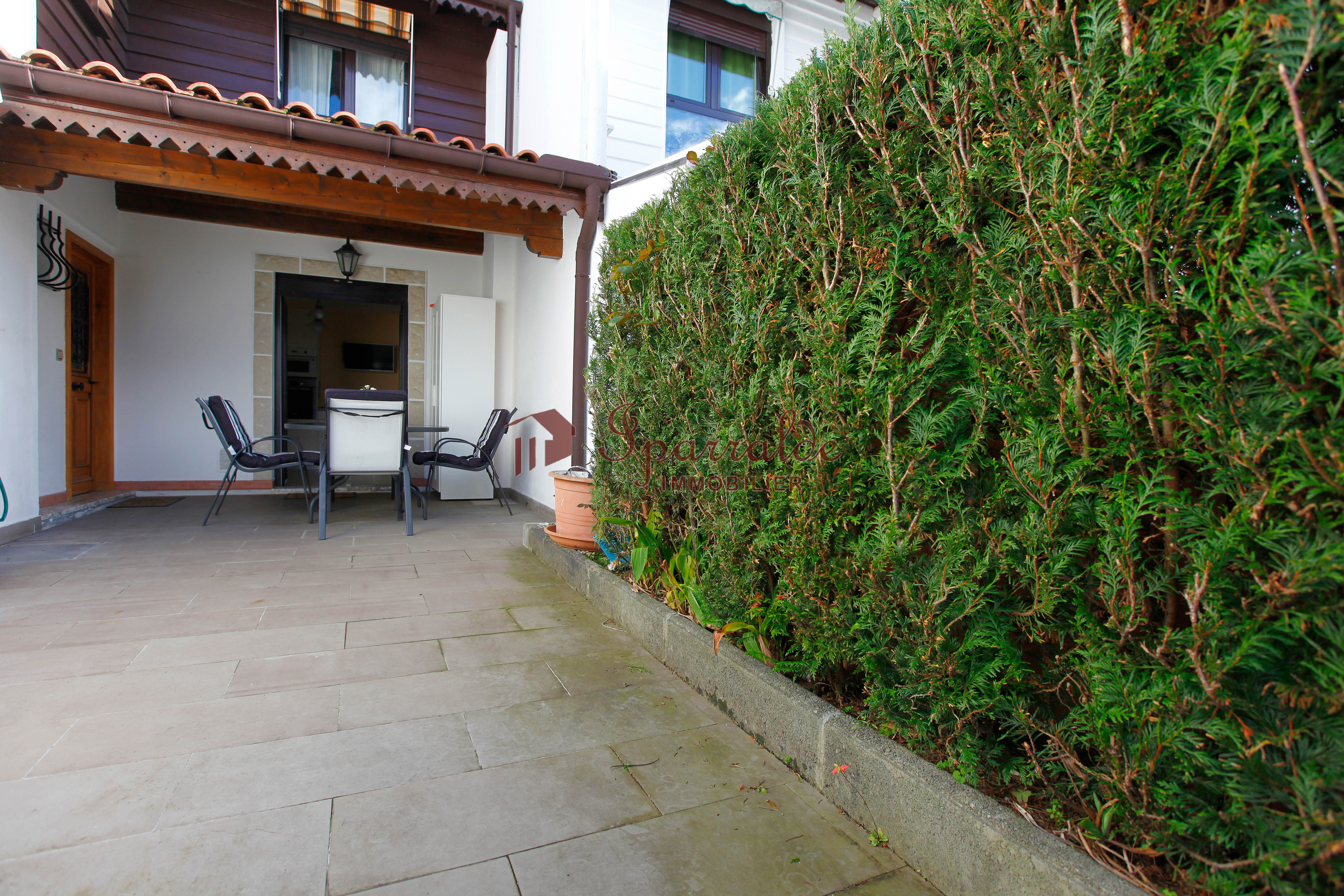A vendre belle maison mitoyenne à Hendaye équipée de 3 chambres, g...