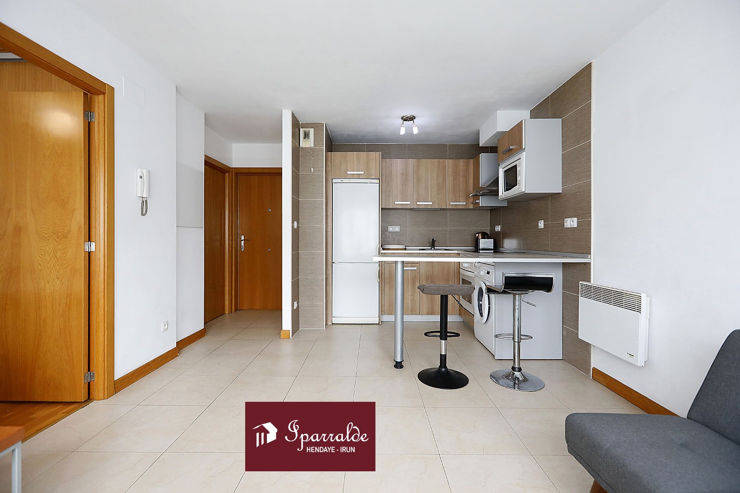Appartement de type T2 vendu meublé, avec garage boxé