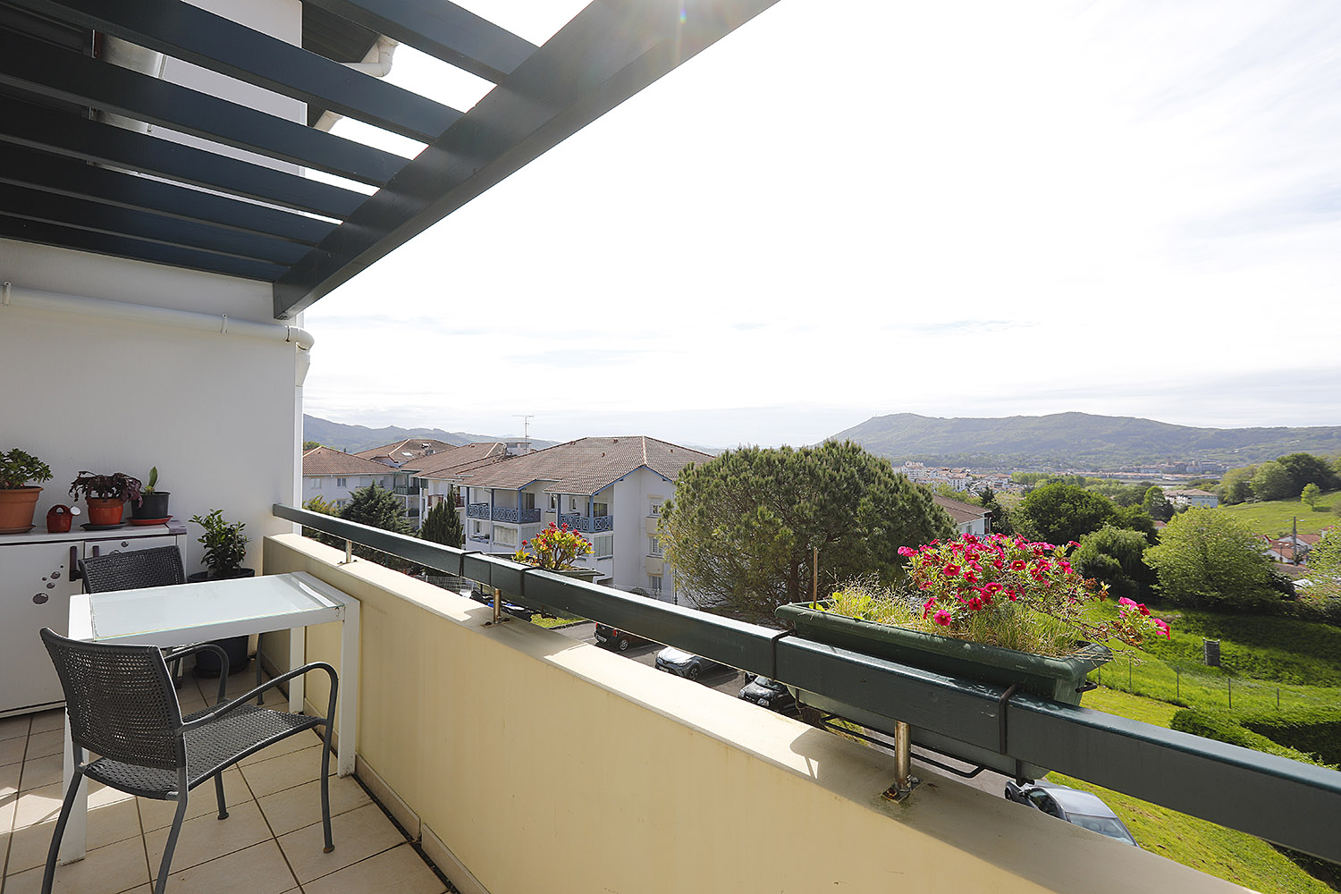  Superbe T2 avec vue imprenable, terrasse ensoleillée , parking et C...